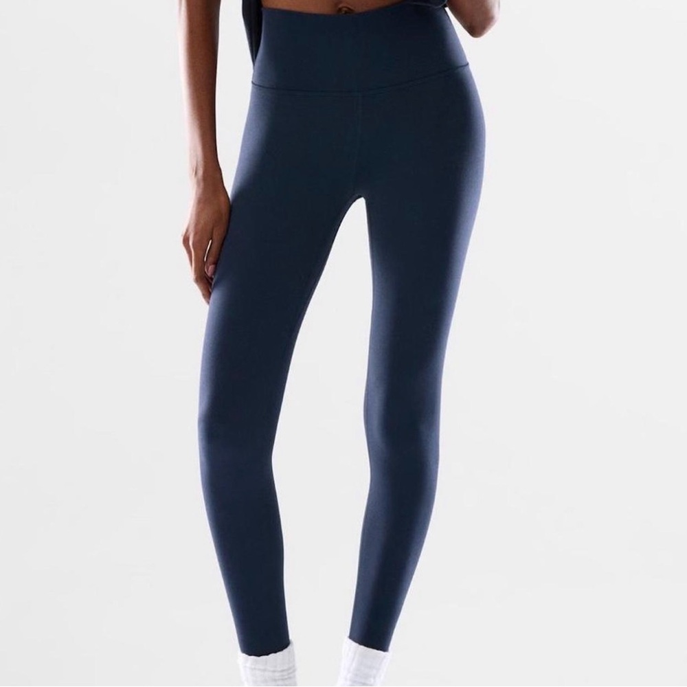 SOLD Aritizia Bitter navy leggings